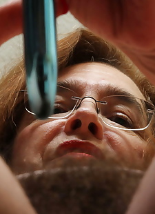 Брюнетка в любительском видео крупным планом дрочит волосатую дырочку